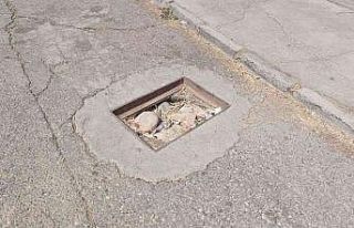 Yağmur suyu mazgallarını çalıp yerine taş koydular