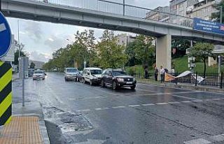 Yağmurun etkisiyle kayganlaşan yolda 4 araç birbirine...