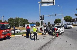 Yan yatan otomobildeki 3 kişi yaralandı