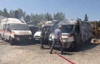 Yaşı küçük çocuklar iki ambulansı yaktı