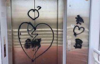 Yaya üst geçidinin asansörünü bu hale getirdiler