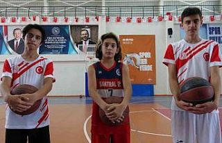 Yaz spor okulundaki çocukların hedefi milli formayı...