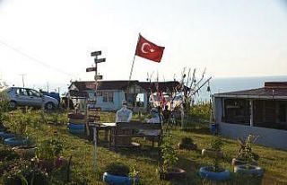 Yazlığını açık hava müzesi haline getirdi