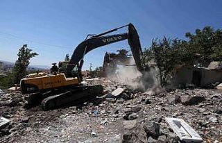 Yenimahalle’de metruk yapılar yıkılıyor