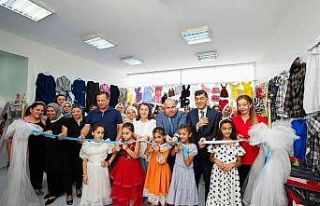 Yetimlerle annelerinin yaptıkları ürünler görücüye...