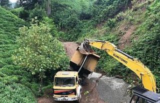 Yola devrilen kamyonu kaldırmak için yoğun uğraş...