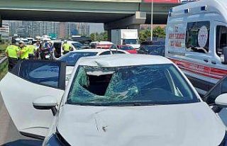 Yolun karşısına geçen adama otomobil çarptı:...