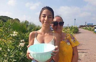 Yolunu kaybeden yavru carettayı denizle buluşturdular