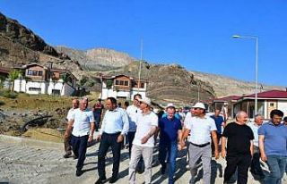 Yusufeli Barajı nedeniyle evleri suları altında...