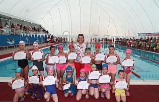 Yüzme öğrenen miniklere sertifikaları verildi