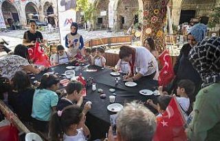 Zafer Bayramını taş boyayarak kutladılar