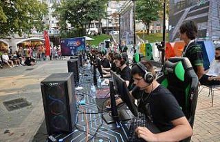 Zafer coşkusunu ‘sanal savaşla’ yaşadılar