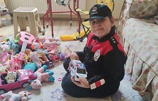 10 yaşındaki engelli Havva oyuncak polis otosuyla...