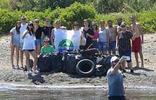 1 saatte 91 kilo çöp topladılar