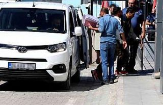 2 çocuk annesi karısını öldüren zanlı adliyeye...