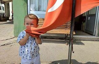 2 yaşındaki Kerem Ali’nin bayrak sevgisi duygulandırıyor