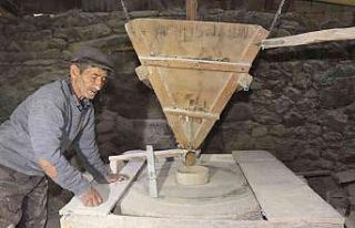 300 yıllık su değirmeni un öğütmeye devam ediyor