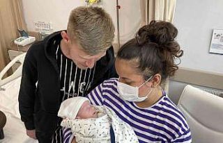 320 gram doğan bebek 5 ay sonra annesinin kollarında