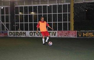 70 yaşına rağmen top koşturmaya devam ediyor