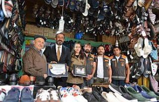 70 yıldır her gün dükkanının önünü süpüren...