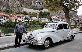70 yıllık klasik otomobil görenleri hayran bırakıyor:...
