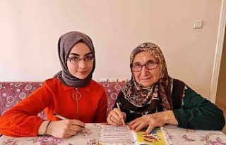 72 Yaşında ki Ayşe ninenin okuma azmi herkese örnek