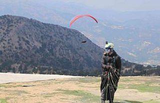 72 yaşındaki paraşütçü gençlere taş çıkartıyor