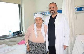 74 yaşındaki hasta safra yolundaki taşlardan ameliyatsız...