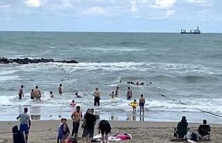 7 kişilik aile cankurtaranlar sayesinde akıntıdan...