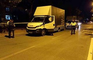 Abisine küfür eden mesai arkadaşını silahla vurarak...