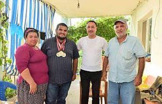 Acar’dan Görme Engelli Halter Türkiye Şampiyonu...