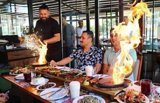 Adana kebaba ateşli sunum