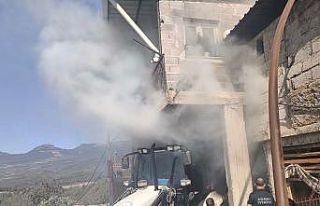 Adana’da ahır yangınında 2 küçükbaş hayvan...