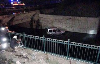 Adana’da hafif ticari araç kanala düştü: 1 yaralı