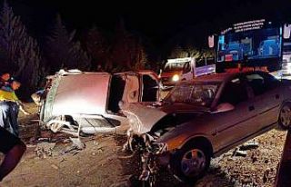 Adıyaman’da 2 araç kafa kafaya çarpıştı: 1’i...