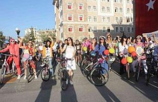 Adıyaman’da, süslü kadınlar pedal çevirdi