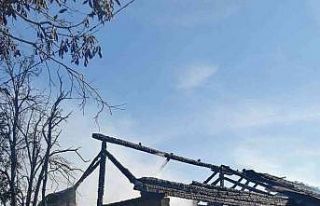 Ahır ve kuruluk yangında kullanılamaz hale geldi