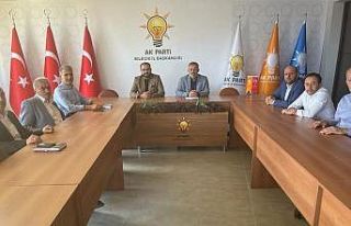 AK Parti İl Başkanı Yıldırım ilçe başkanlarıyla...