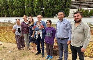 AK Parti’li Aydemir Sarıgöl’de üzüm sergilerini...