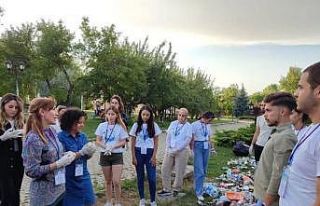 Akademisyen ve öğrenciler çöp toplandı