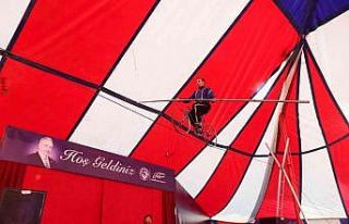 Akrobasi sirki yaz akşamlarına renk katıyor