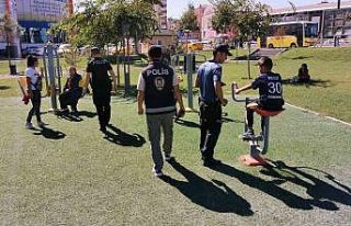 Aksaray’da polis ekipleri hem denetim yapıyor hem...