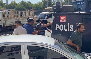 Alacaklısını evinde bıçakladı, yaralının eşi...