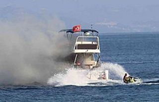 Alanya’da lüks yat denizin ortasında alev aldı,...