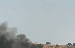 Alev alan otomobil küle döndü