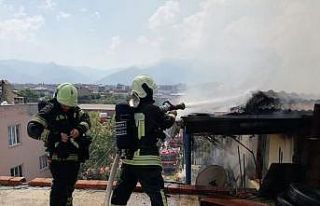 Alev alev yanan ev kullanılamaz hale geldi