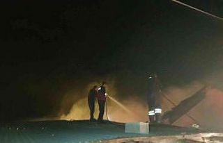 Alevler geceyi aydınlattı, ev tamamen yanarak kül...