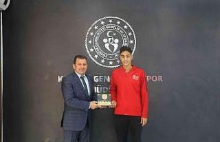 Ali İhsan Kabakcı milli sporcular ile bir arada