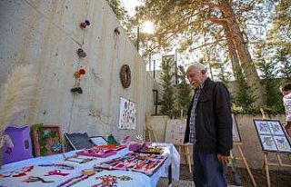 Alzheimer hastaları şarkı performansıyla alkış...