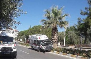 Ambulans park halindeki araca çarptı, sürücü...